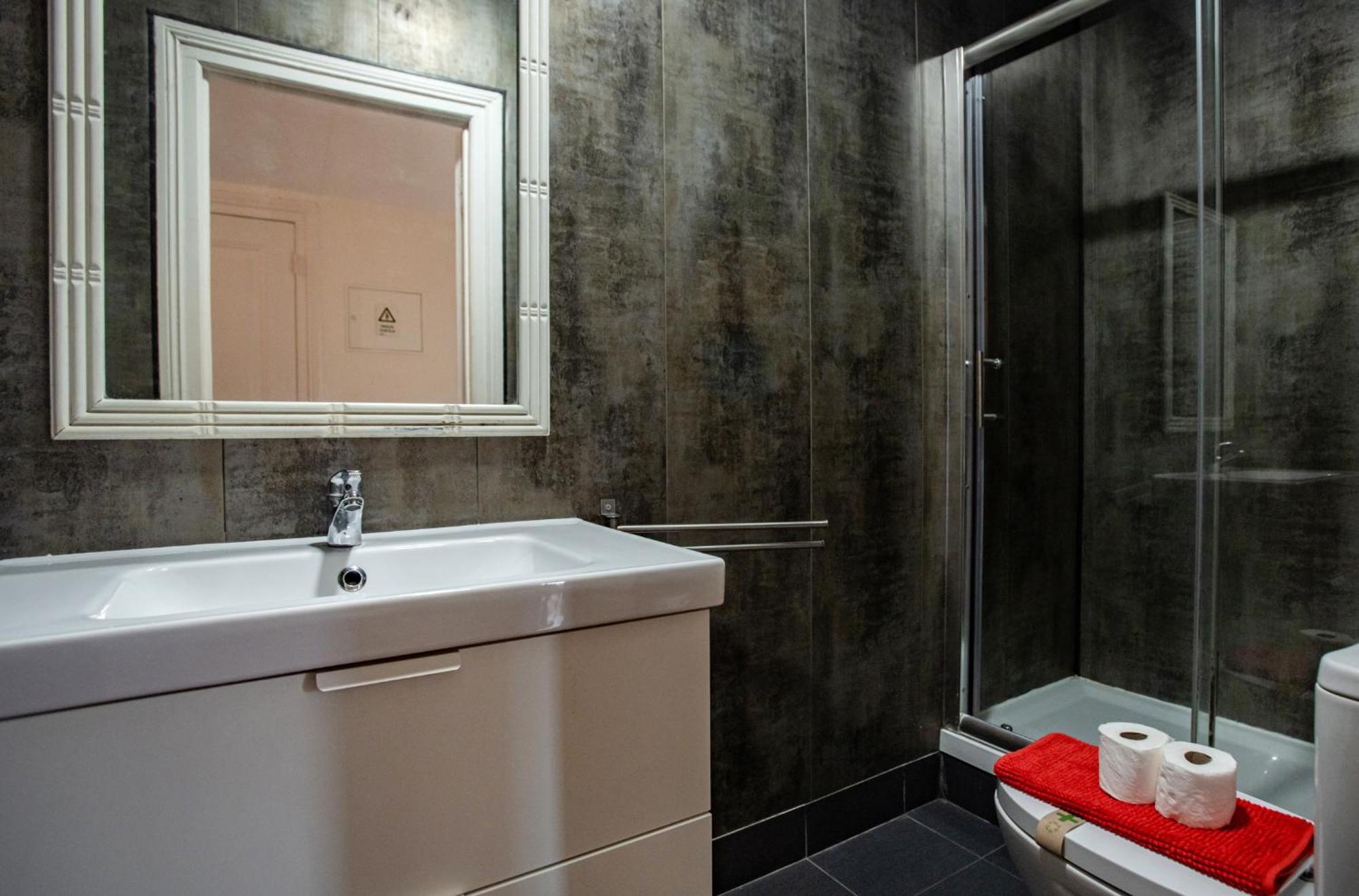 Large Family Flat In Campo De Ourique Inn Lisboa
