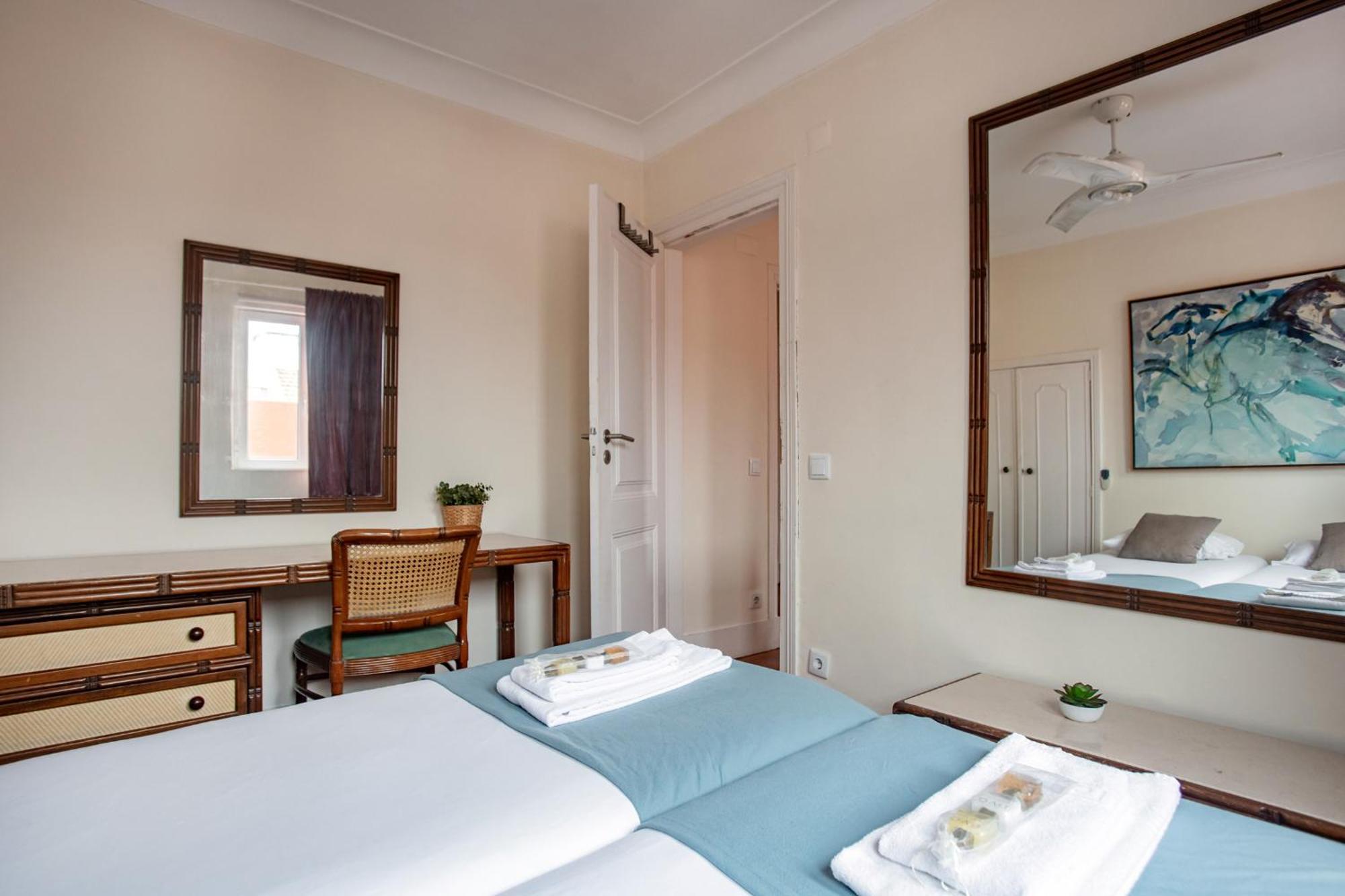Large Family Flat In Campo De Ourique Pensão Lisboa