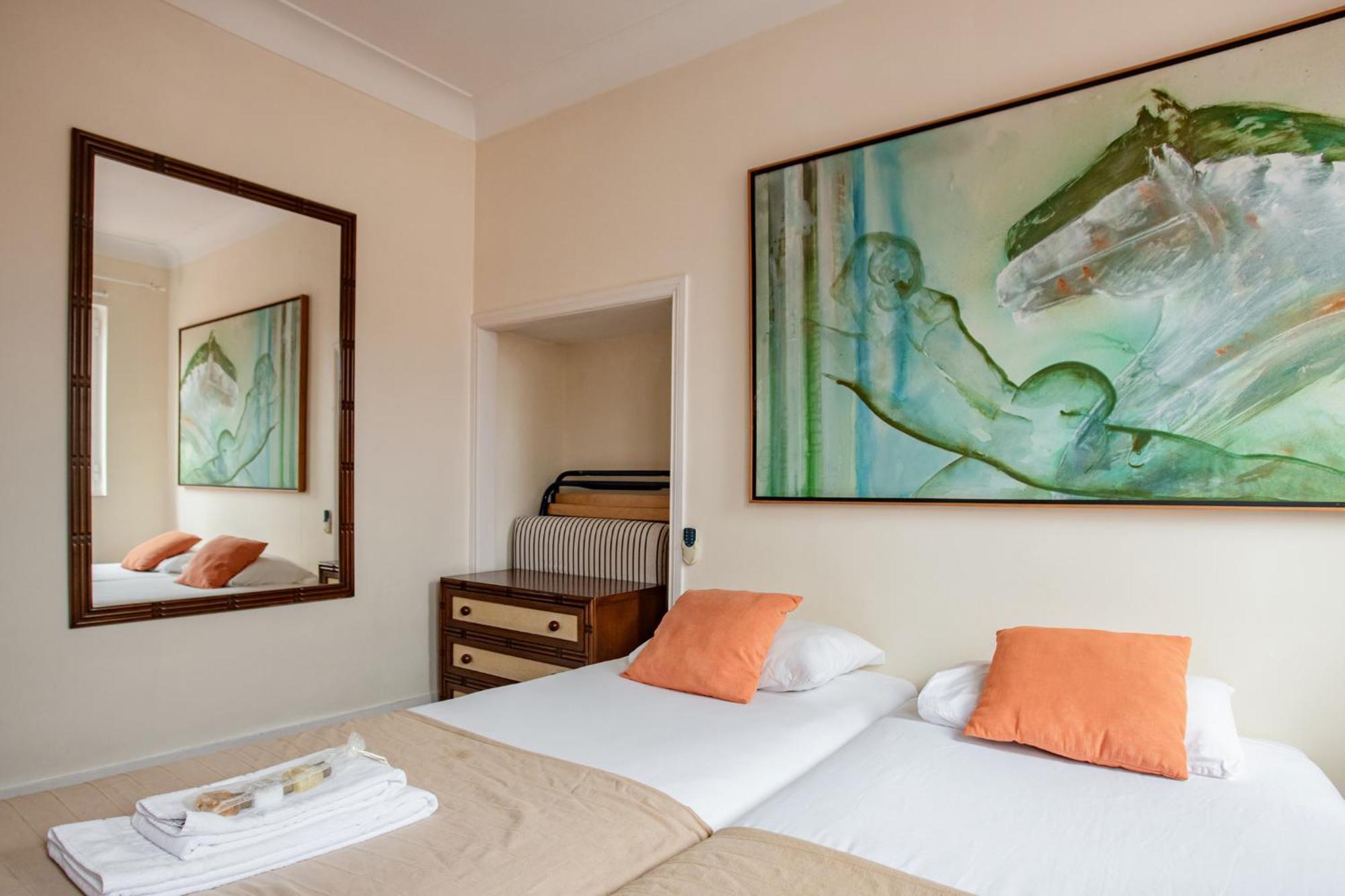 Large Family Flat In Campo De Ourique Pensão