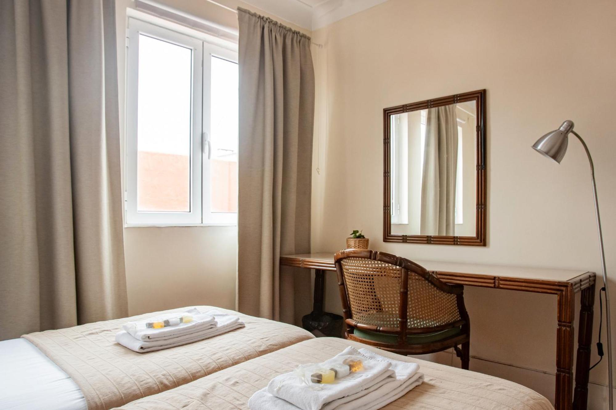 Large Family Flat In Campo De Ourique Pensão