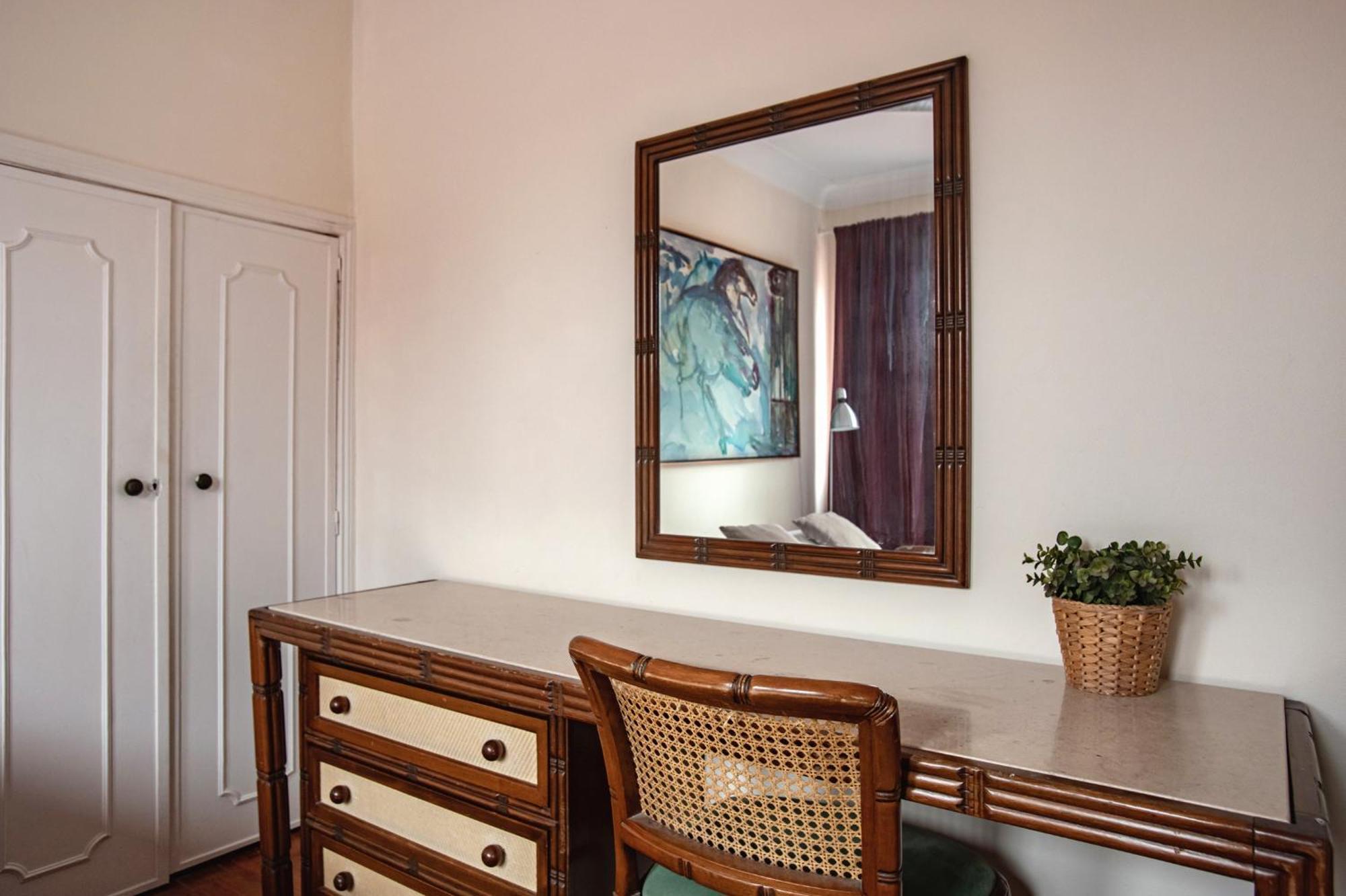 Large Family Flat In Campo De Ourique Pensão Lisboa