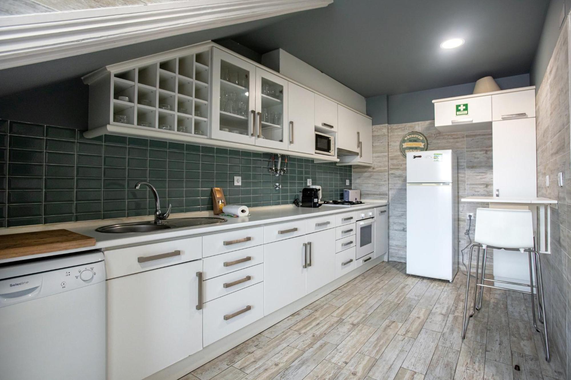 Large Family Flat In Campo De Ourique Pensão