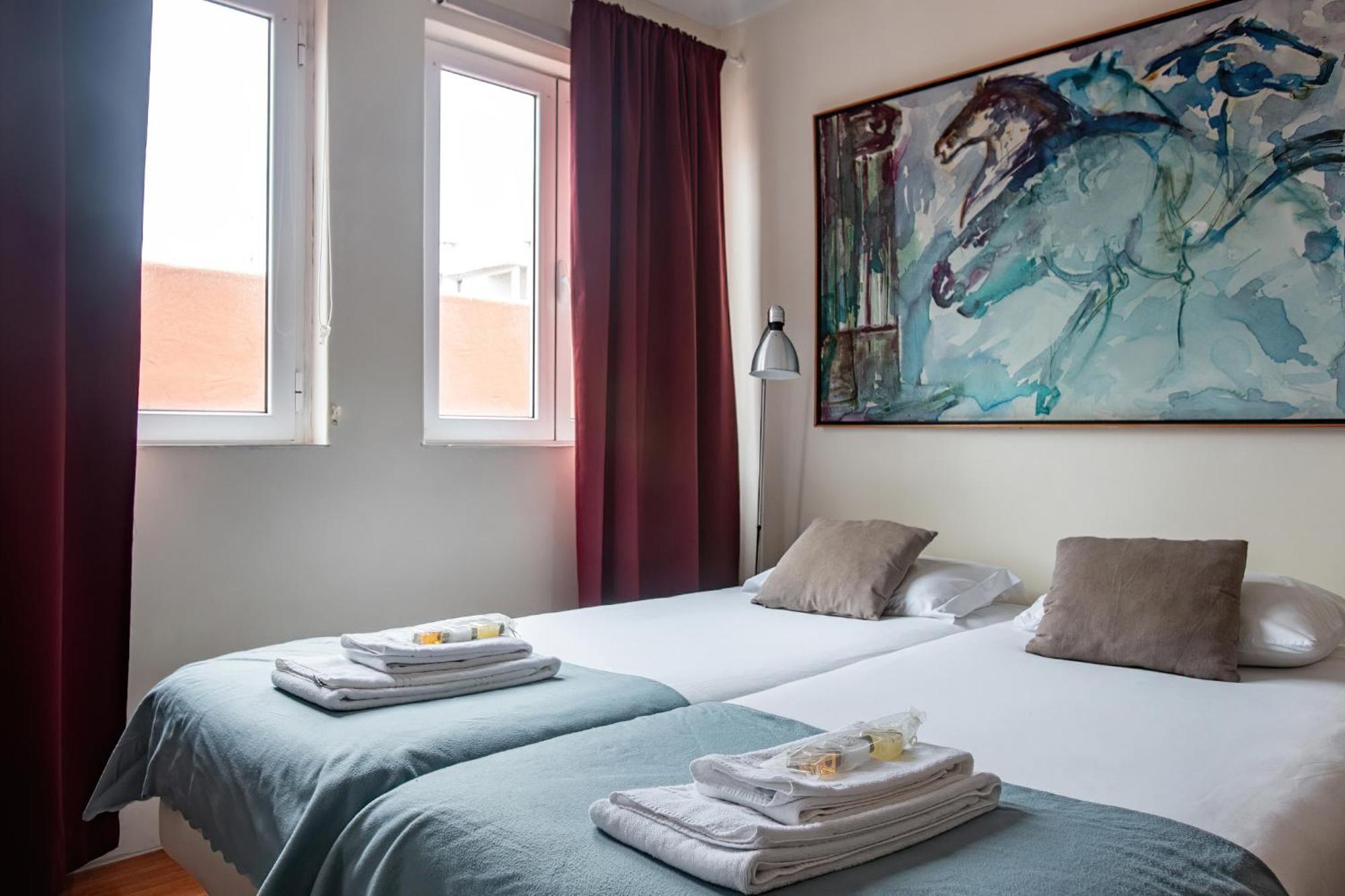 Large Family Flat In Campo De Ourique Pensão